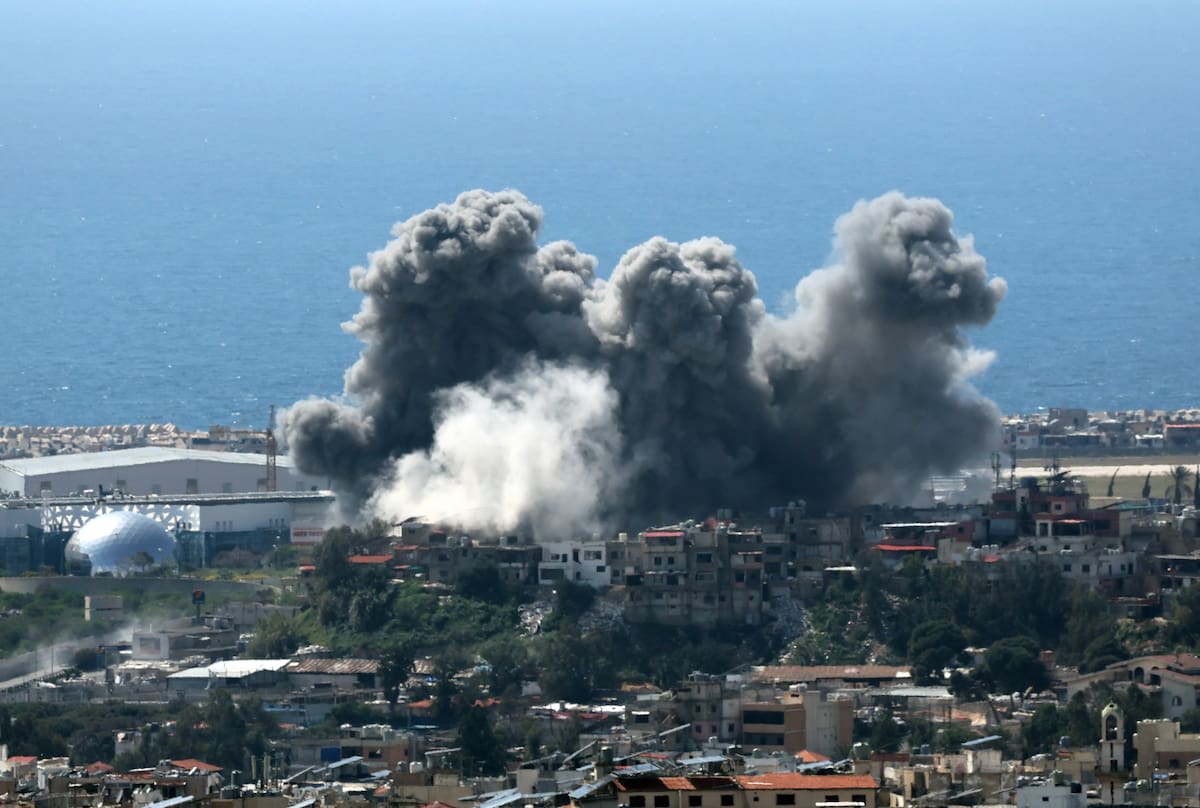 Se observa humo tras un ataque aéreo israelí contra los suburbios del sur de Beirut, Dahiyeh, Líbano. //EFE - WAEL HAMZEH.