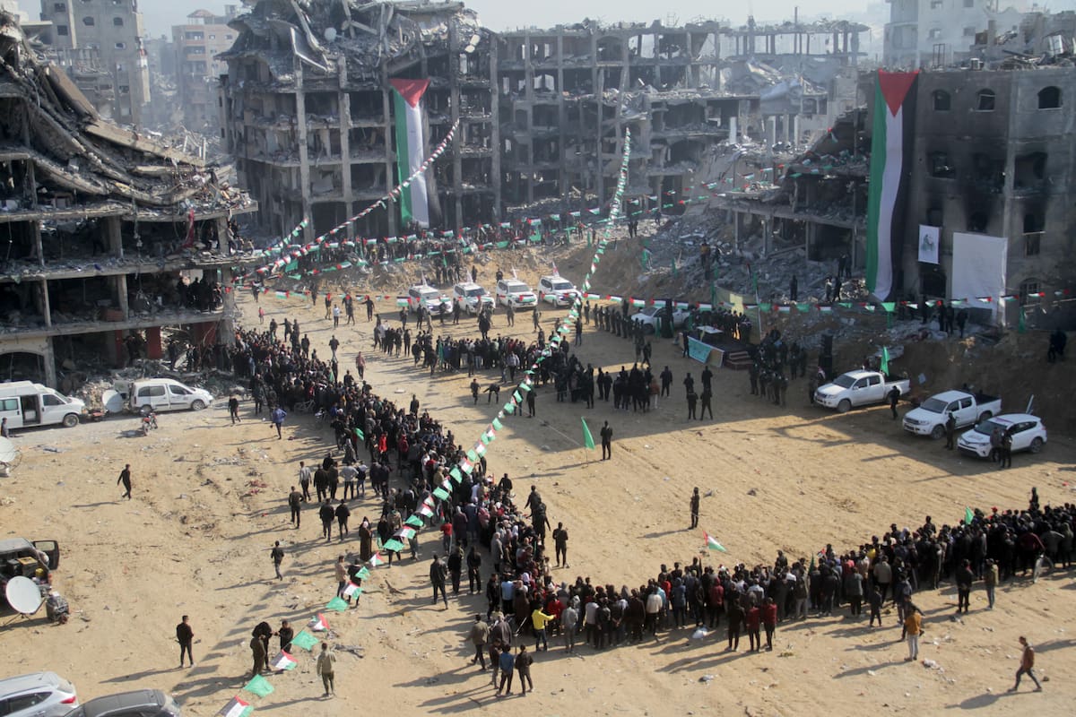 Una zona acordonada por combatientes armados durante la liberación del rehén israelí Agam Berger, en el barrio de Jabaliya, en el norte de Gaza. //EFE