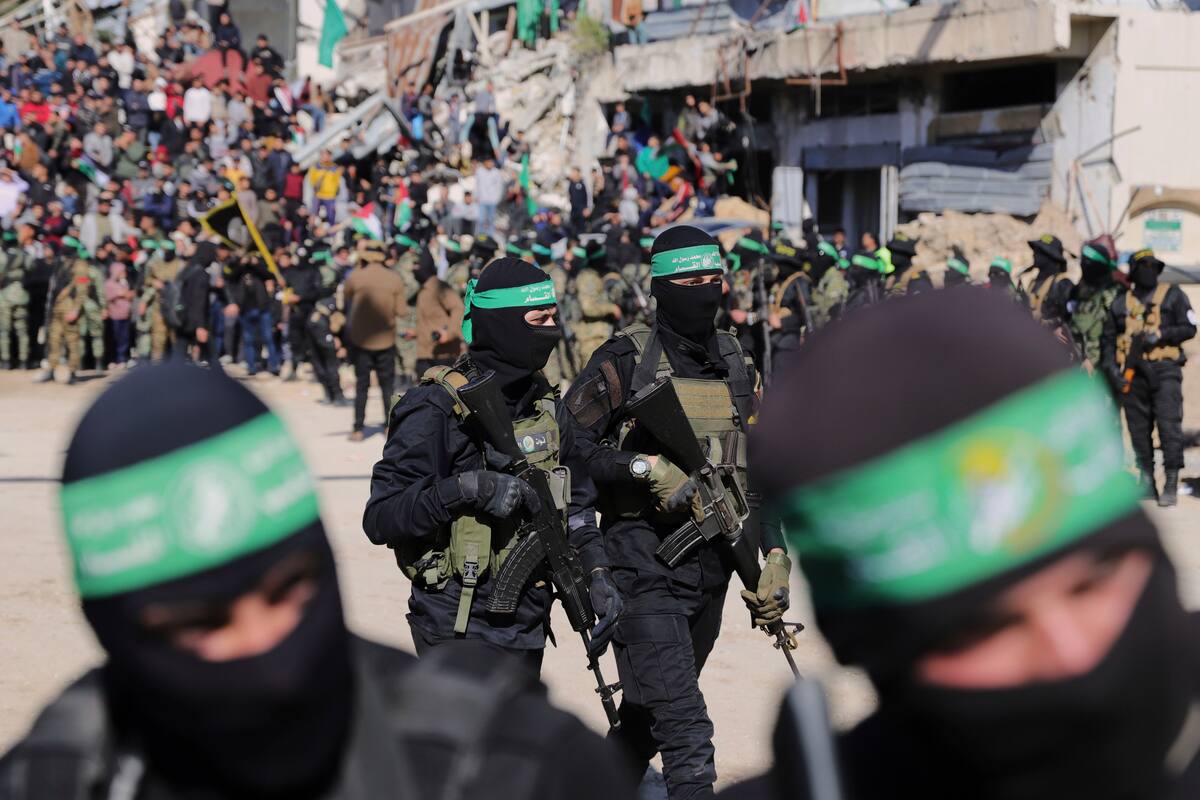 Combatientes de Hamás se desplegaron en el centro de la ciudad de Gaza antes de la liberación prevista de cuatro rehenes israelíes. //AP