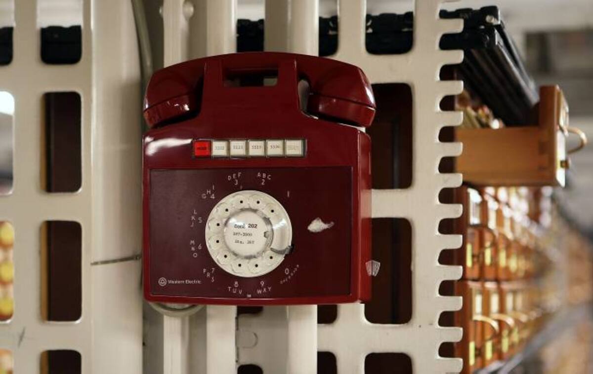 Para agilizar la comunicación y reducir el riesgo de una guerra nuclear, los dos gobiernos establecieron el 30 de agosto de 1963 lo que llegó a conocerse como el "teléfono rojo", pero que no era otra cosa que un cable que transmitía mensajes escritos. ALEX WONG / GETTY IMAGES NORTH AMERICA / AFP