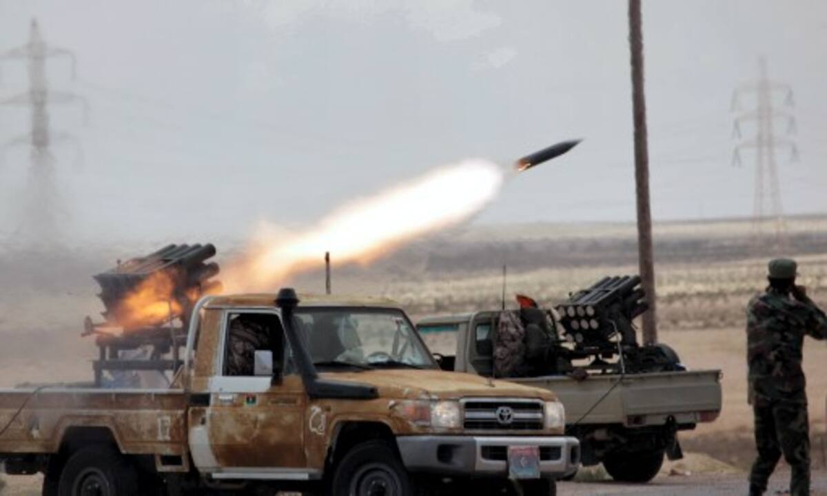 Aunque las tropas de Muamar Gadafi han logrado hacer retroceder en el este de Libia a las desorganizadas fuerzas rebeldes, este grupo en contra del líder libio no deja de armarse con municiones para lograr salir victorioso ante el régimen del coronel Gadafi. AP Nasser Nasser