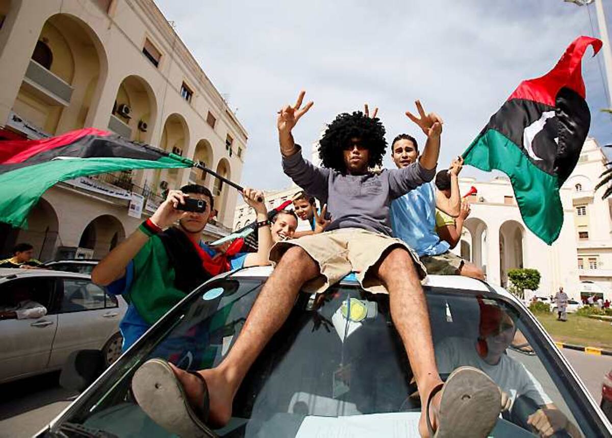 Libios celebran la muerte del ex líder libio Muamar al Gadafi. AP Abdel Magid al-Fergany