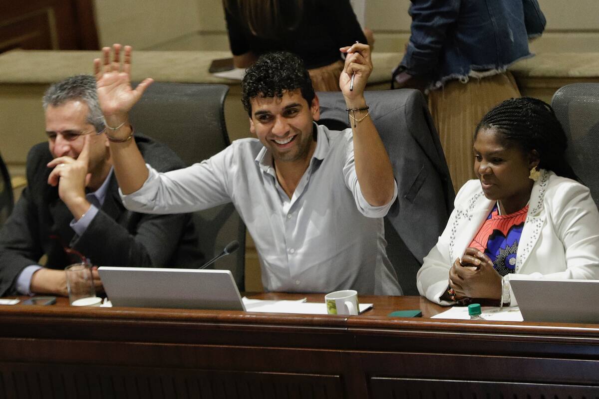 Al rojo vivo controversia por propuesta de reelección de Petro