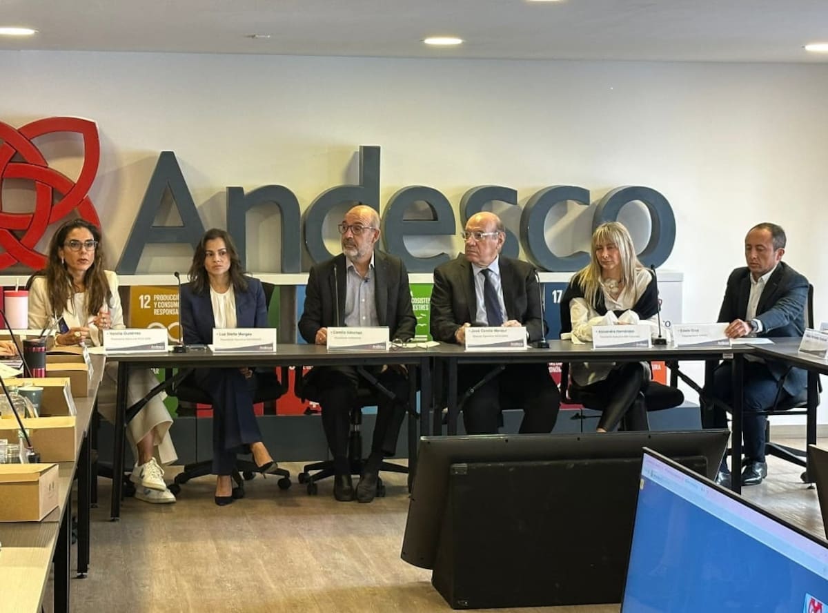 Los líderes gremiales de Acolgen, Naturgas, Andesco, Asocodis, Ser Colombia y Andeg, en la rueda de prensa de este martes en Bogotá. //Cortesía