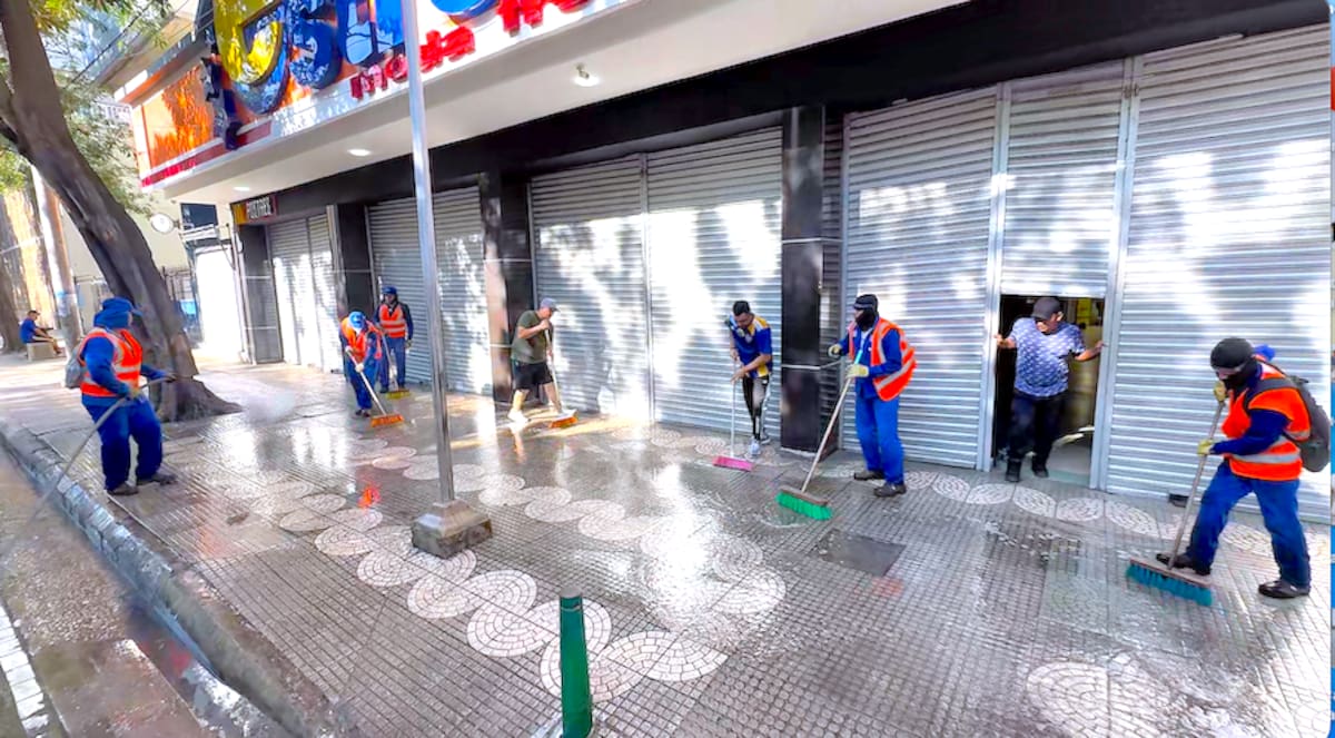 Empresarios y comerciantes se unieron a la estrategia distrital ‘Barranquilla Limpia y Linda’, y se realizó una jornada de lavado y recuperación del boulevard del Paseo Bolívar en el Centro de la capital del Atlántico.//Cortesía.