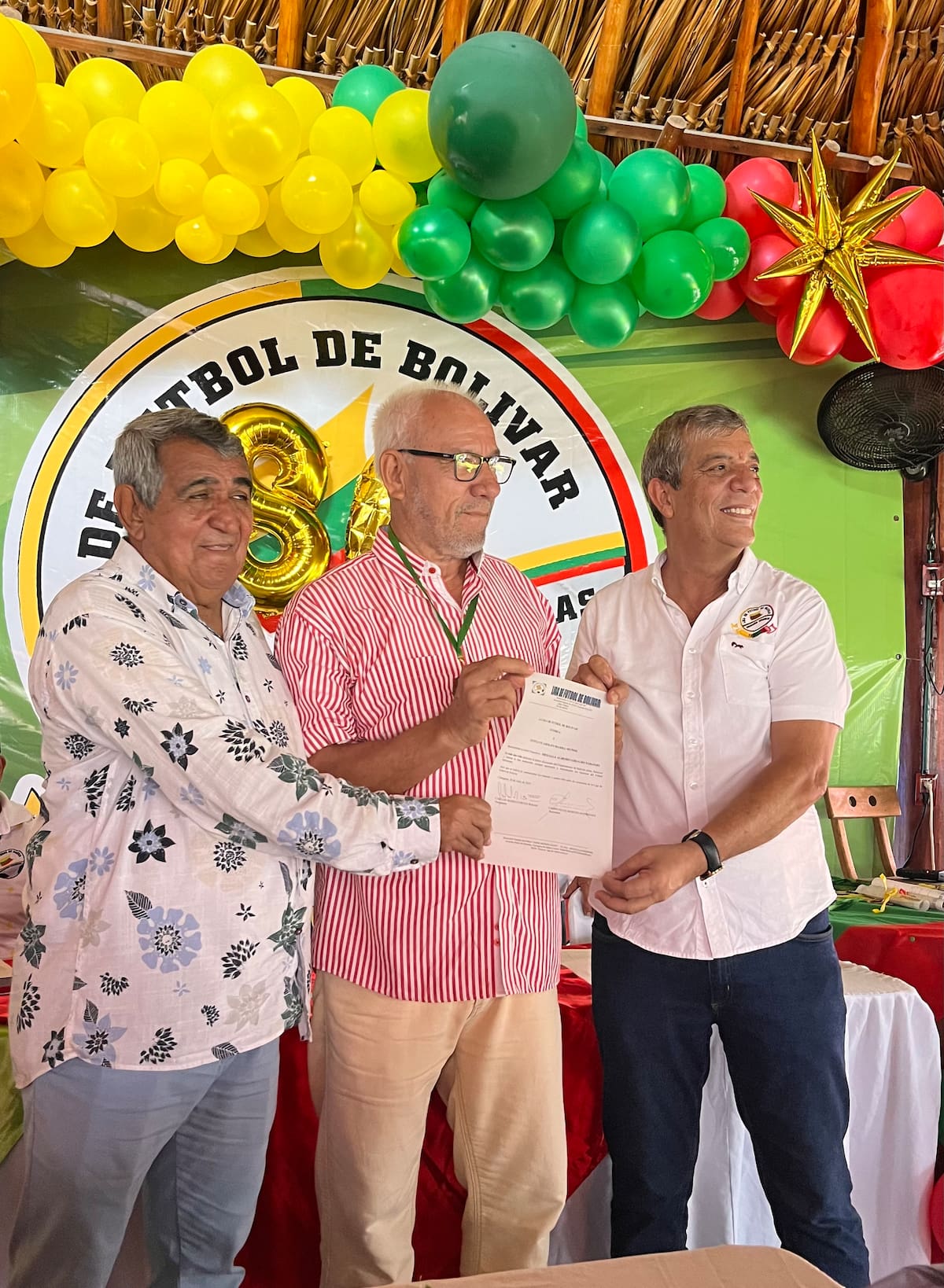 Pedro Jurado, Gustavo Ibarra y Carlos Mario Cortés, presidente de la Liga de Fútbol de Bolívar. //Carlos Caballero El Universal