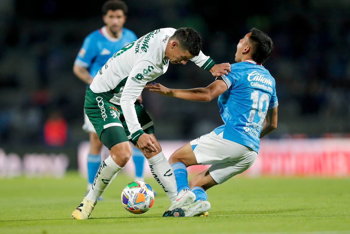 Carlos Rodríguez (d) de Cruz Azul disputa un balón con James Rodríguez (i) de León este domingo, durante un partido por los cuartos de final del torneo Clausura 2025 de la Liga MX. //EFE