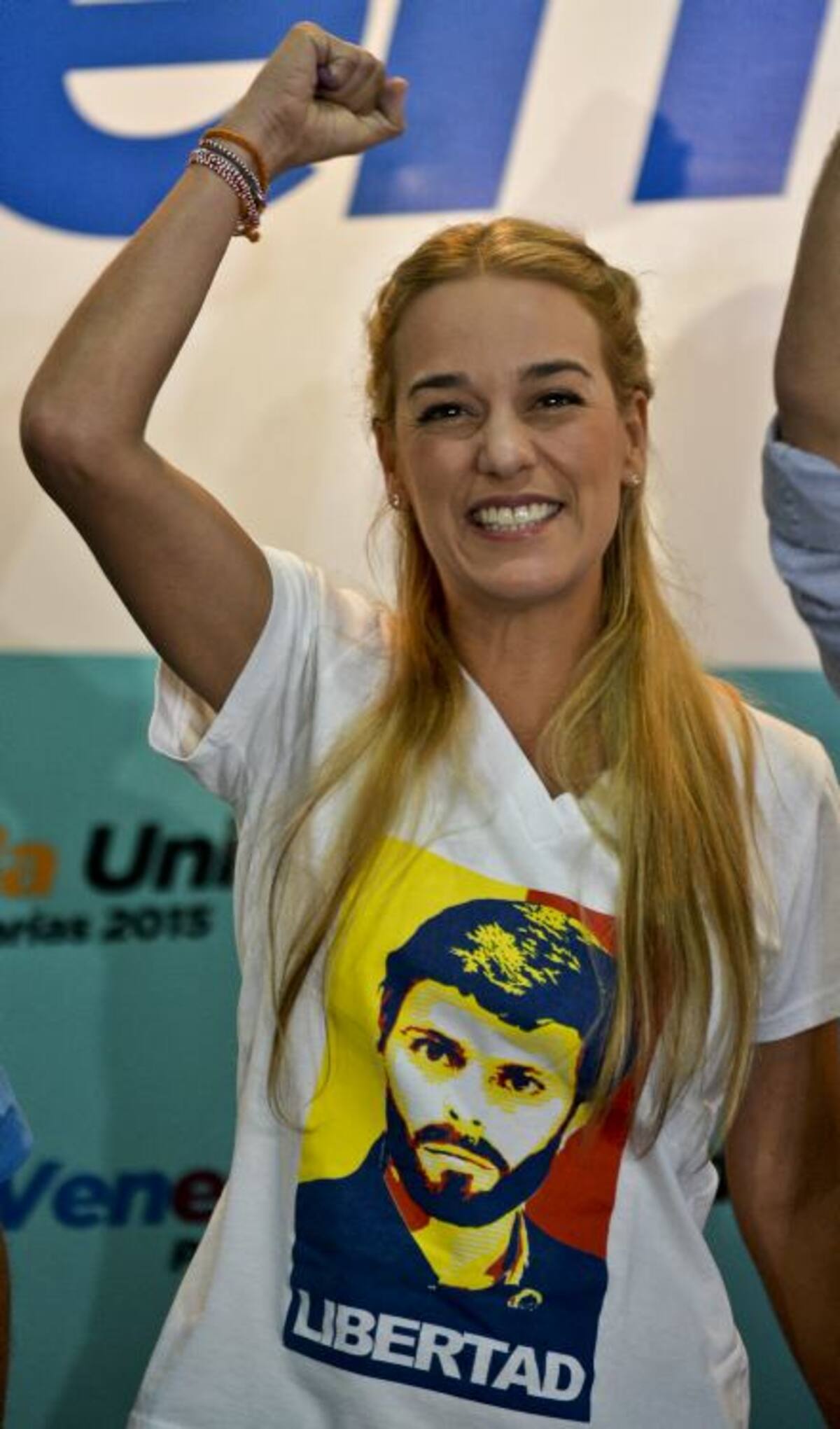 Lilian Tintori, esposa de Leopoldo López, con una imagen de su pareja sentimental estampada en el suéter. AFP LUIS ROBAYO