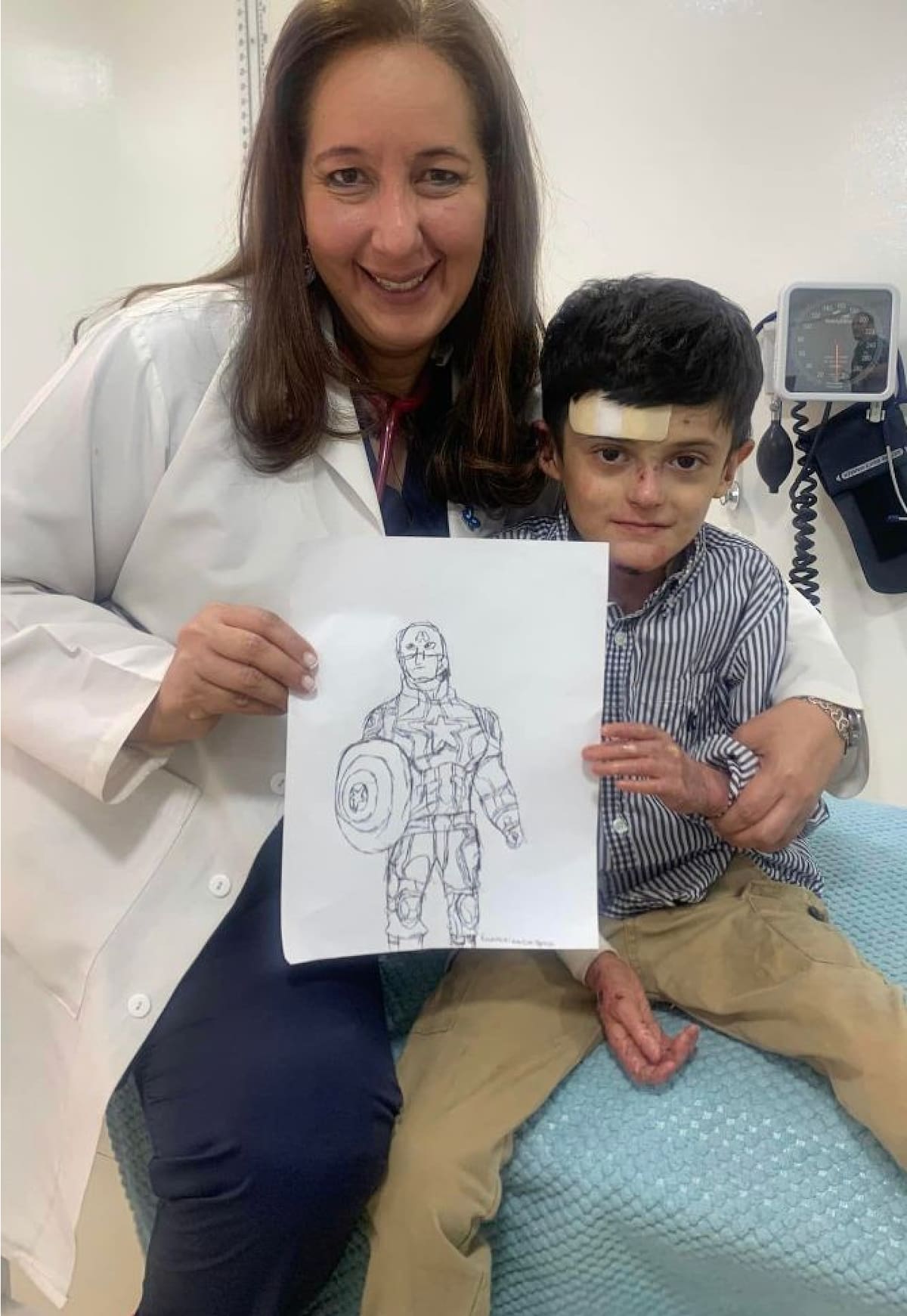La doctora Liliana Consuegra con uno de pacientes que sufre de la enfermedad conocida como piel de mariposa.//Cortesía Fundación Debra.