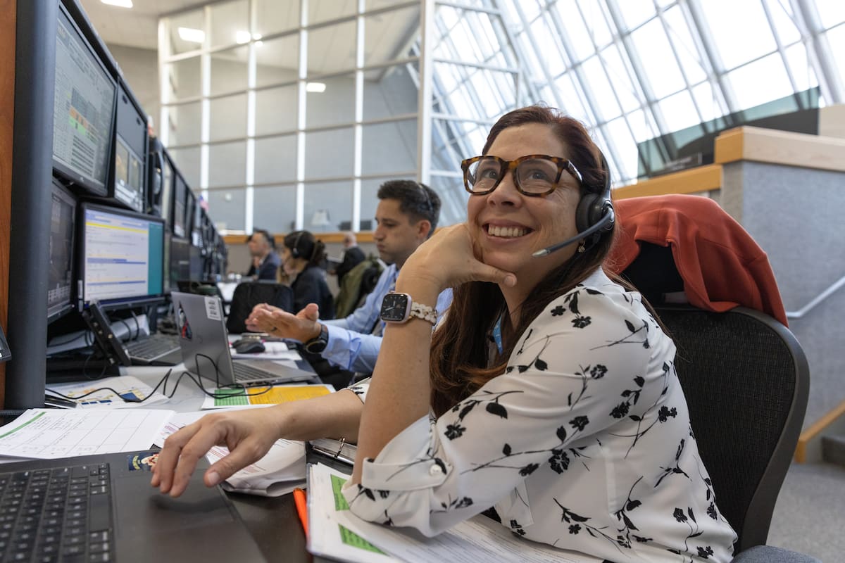 Liliana Villarreal, directora de Aterrizaje y Recuperación de Artemis II en Exploration Ground Systems, participa en el segundo ensayo general con combustible para la misión Artemis II el 19 de febrero de 2026, en el Centro Espacial Kennedy. //Foto: NASA - Kim Shiflett