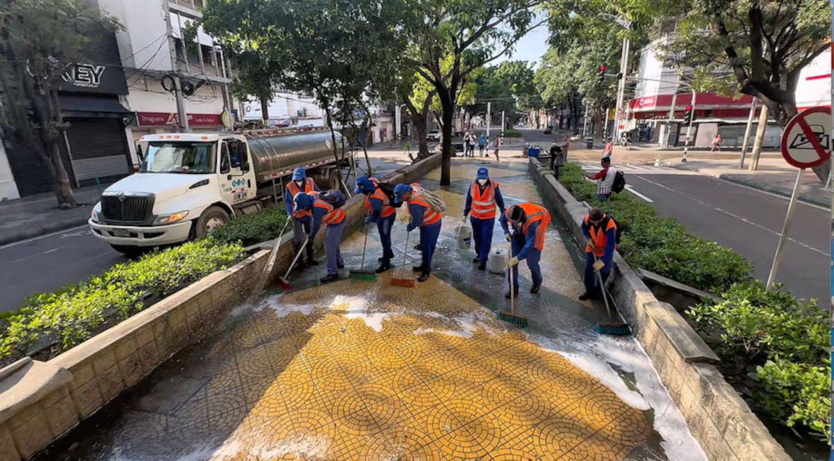 Operarios de la Empresa Triple A se unieron a la estrategia distrital ‘Barranquilla Limpia y Linda’, para realizar una jornada de lavado y recuperación del boulevard del Paseo Bolívar en el Centro de la ciudad.//Cortesía.