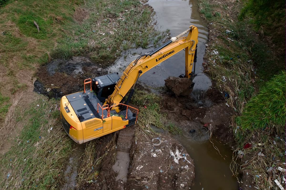 Retiran más de 700 toneladas de residuos en canales de Cartagena para prevenir inundaciones