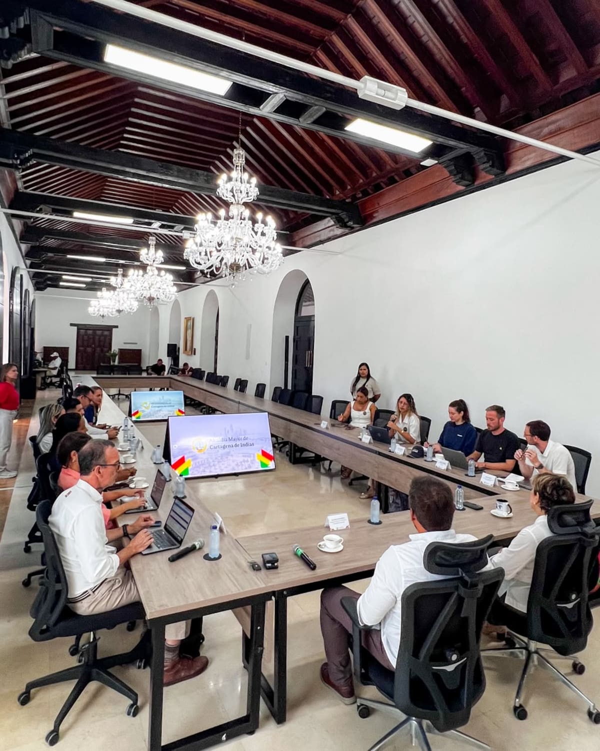 El inicio de actividades para limpiar los cuerpos de agua en Cartagena se formalizó durante una reunión realizada en el Salón Vicente Martínez del Palacio de la Aduana, encabezada por la alcaldesa (e), María Patricia Porras Mendoza, con la participación de Ricardo Restrepo, director regional para las Américas de The Ocean Cleanup; otros delegados de la organización internacional y el director del Establecimiento Público Ambiental (EPA), Mauricio Rodríguez. // Foto: Cortesía - Alcaldía de Cartagena.