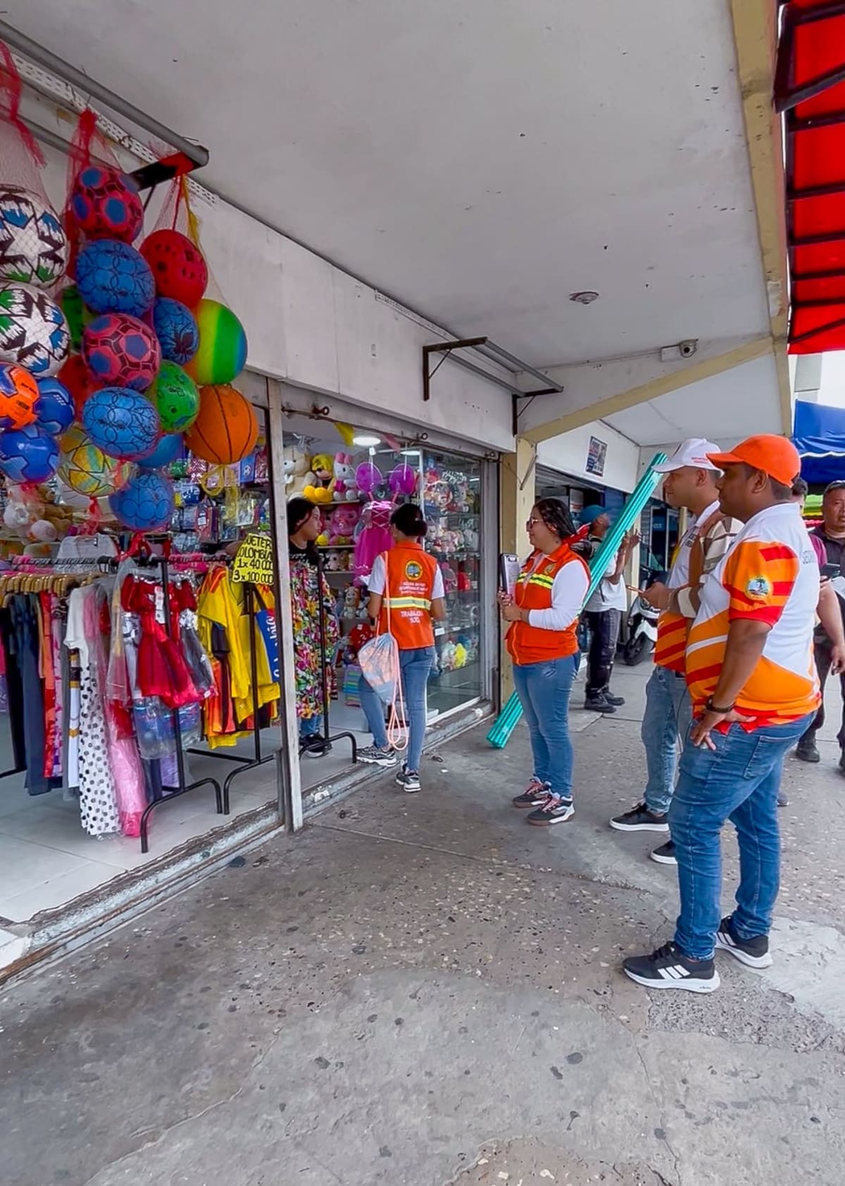 La jornada de sensibilización de manejo de residuos se realizó con los comerciantes cercanos a la plaza Benkos Biohó // Cortesía: Alcaldía de Cartagena.