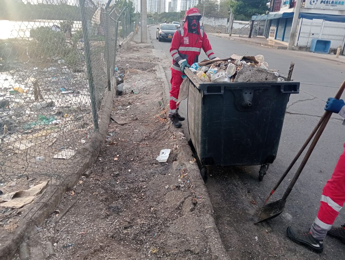 Veolia realiza jornadas de limpieza en ciénaga de Las Quintas e implementa el uso de contenedores // cortesía