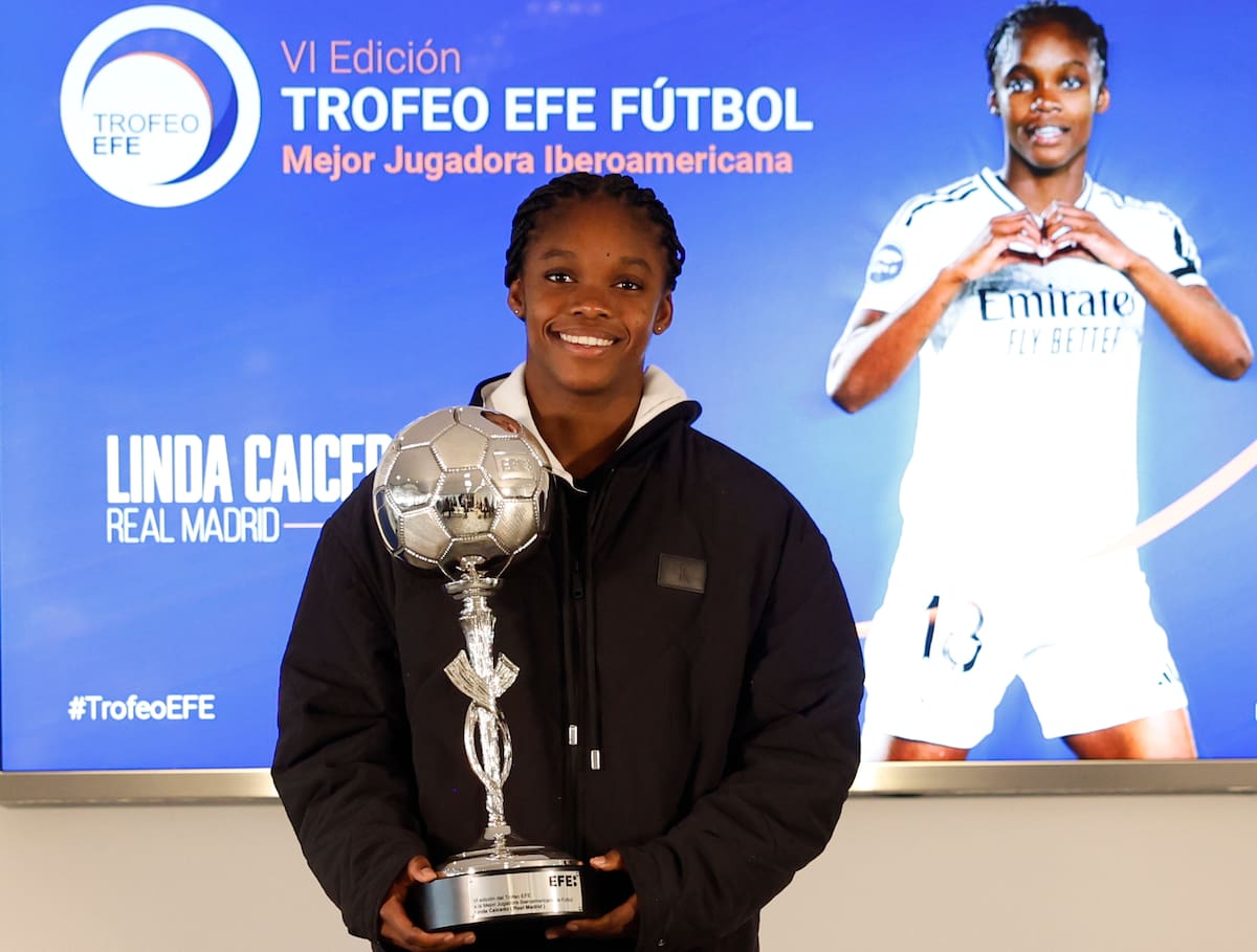 Linda Caicedo, futbolista del Real Madrid, posa tras recibir el premio a la Mejor Jugadora Iberoamericana de 2025. //Foto, EFE: Ballesteros