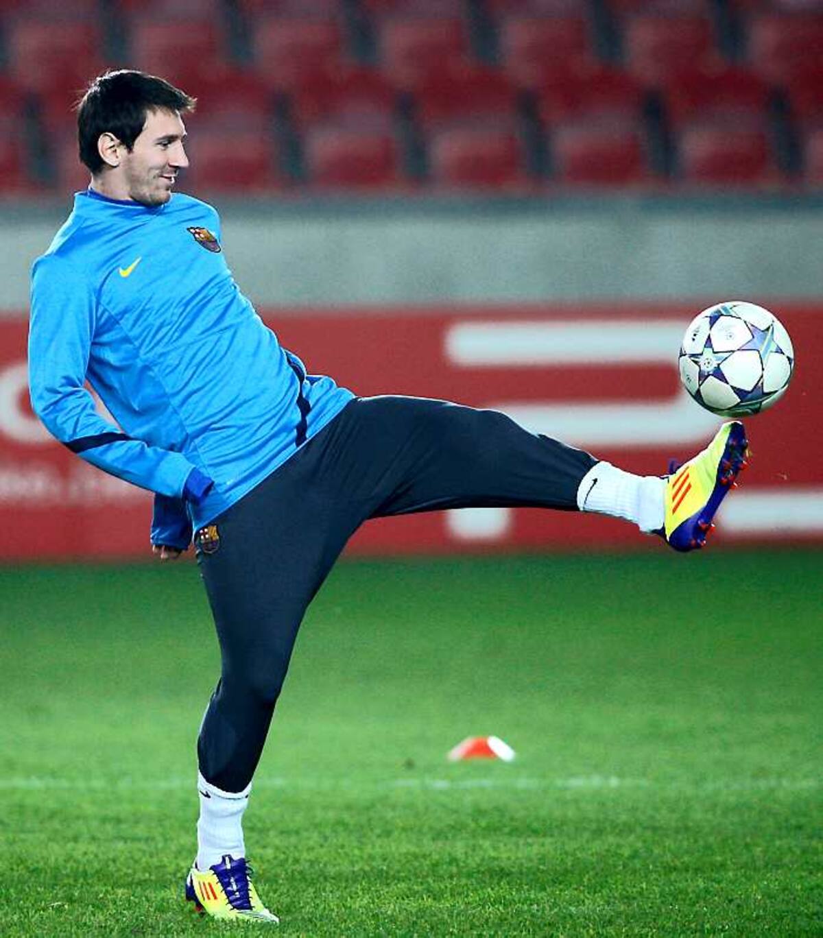 Lionel Messi podría estar mañana con Barcelona, en el choque ante Zaragoza. AP