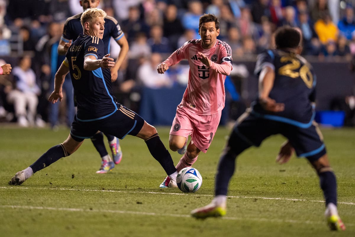 Lionel Messi, en el centro, va tras el balón cuando supera a Jakob Glesnes, del Philadelphia Union, a la derecha, durante la segunda mitad de un partido de la MLS. //AP
