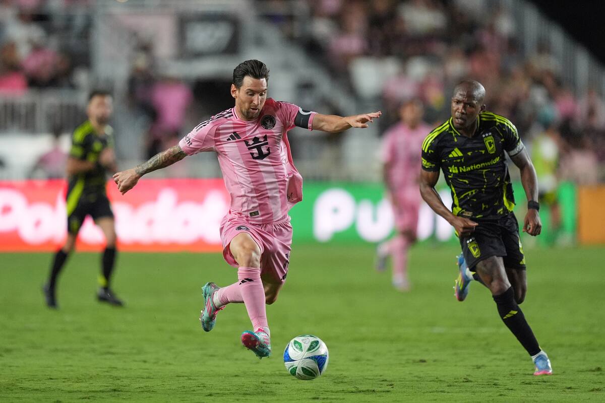 El delantero del Inter Miami, Lionel Messi (10), avanza por el campo perseguido por el mediocampista del Columbus Crew, Darlington Nagbe (6), durante la segunda mitad de un partido de fútbol de la MLS. //AP