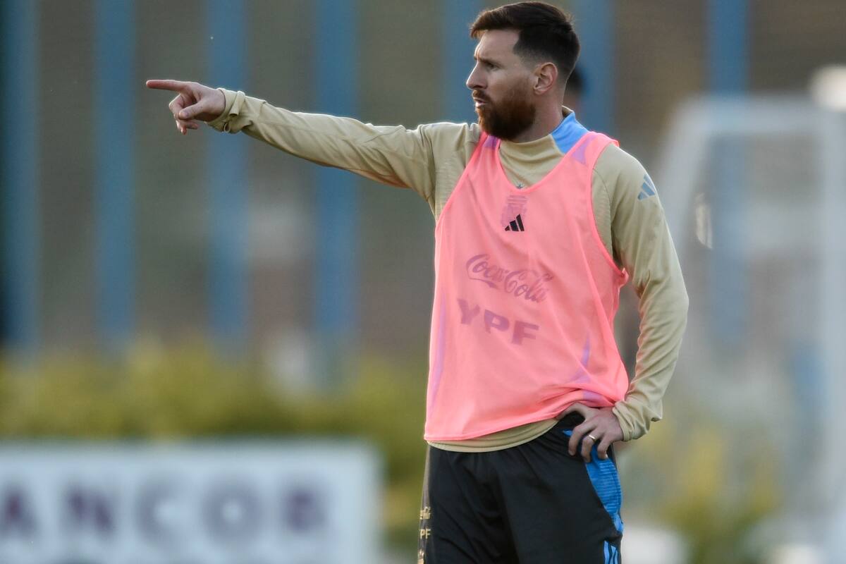 El delantero argentino Lionel Messi durante un entrenamiento de cara al partido contra Paraguay por las eliminatorias del Mundial 2026. //AP
