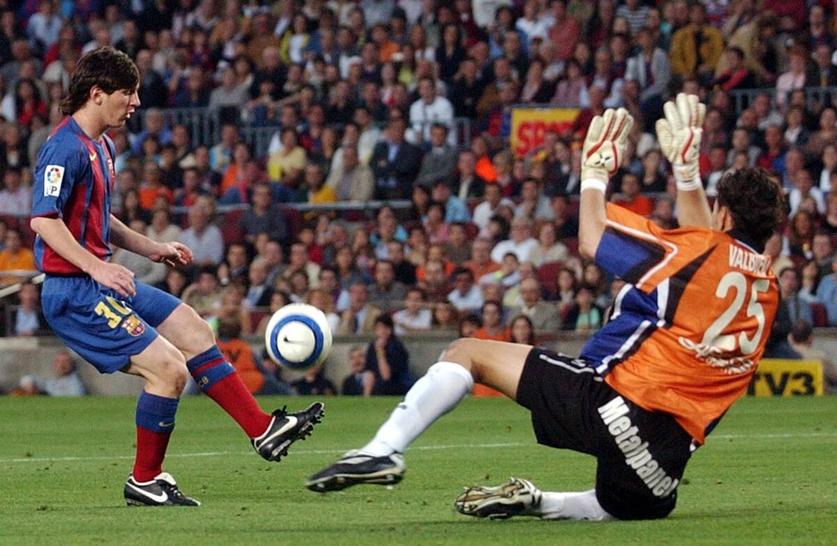 Lionel Messi (i) anotando su primer gol con el equipo blaugrana. //Foto: Archivo Albert Olive (EFE).