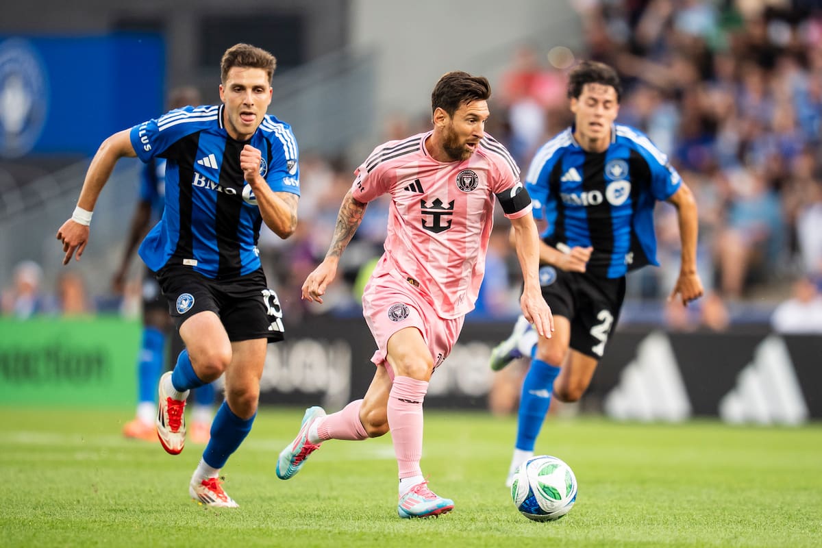 Lionel Messi, del Inter de Miami, en el centro, ataca la red mientras es defendido por Luca Petrasso (13) y Caden Clark, a la derecha, del CF Montreal. //Foto, AP: Christopher Katsarov