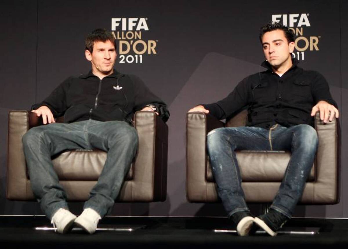 Lionel Messi dedica Balón de Oro a su amigo Xavi. AP