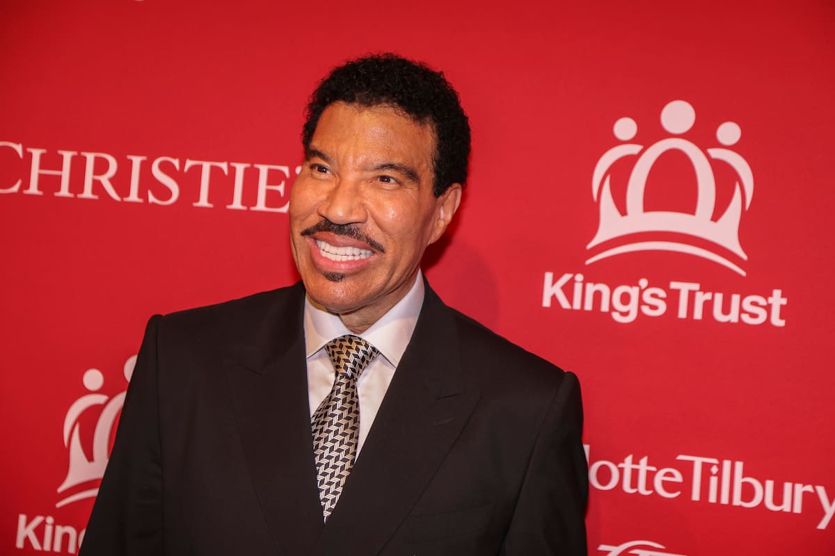 En video: Lionel Richie se descompensó en pleno concierto y salió en ambulancia