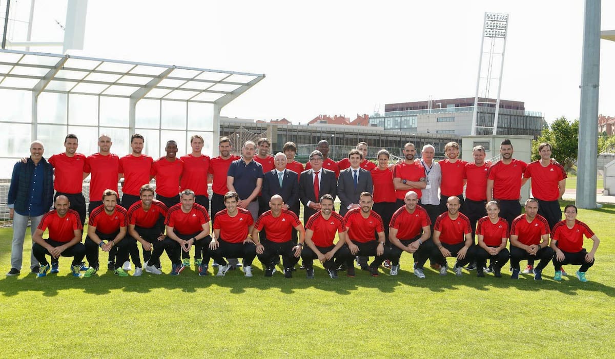 Lionel Scaloni (2i, arriba) junto a su promoción en el Curso de la Escuela de Fútbol en 2017. Foto, EFE: Cedida por Ginés Meléndez
