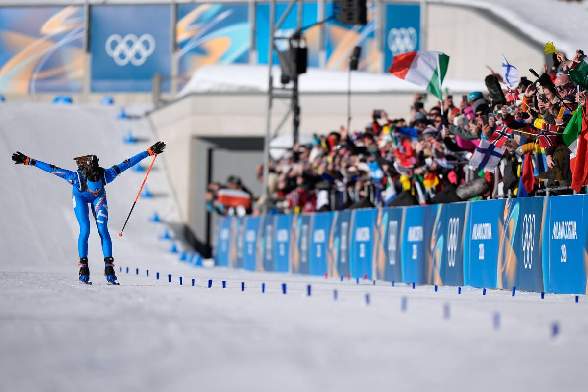 Lisa Vittozzi, de Italia, hace una reverencia al ganar el oro durante la carrera de biatlón de persecución de 10 kilómetros femenina en los Juegos Olímpicos de Invierno de 2026. //Foto, AP: Andrew Medichini
