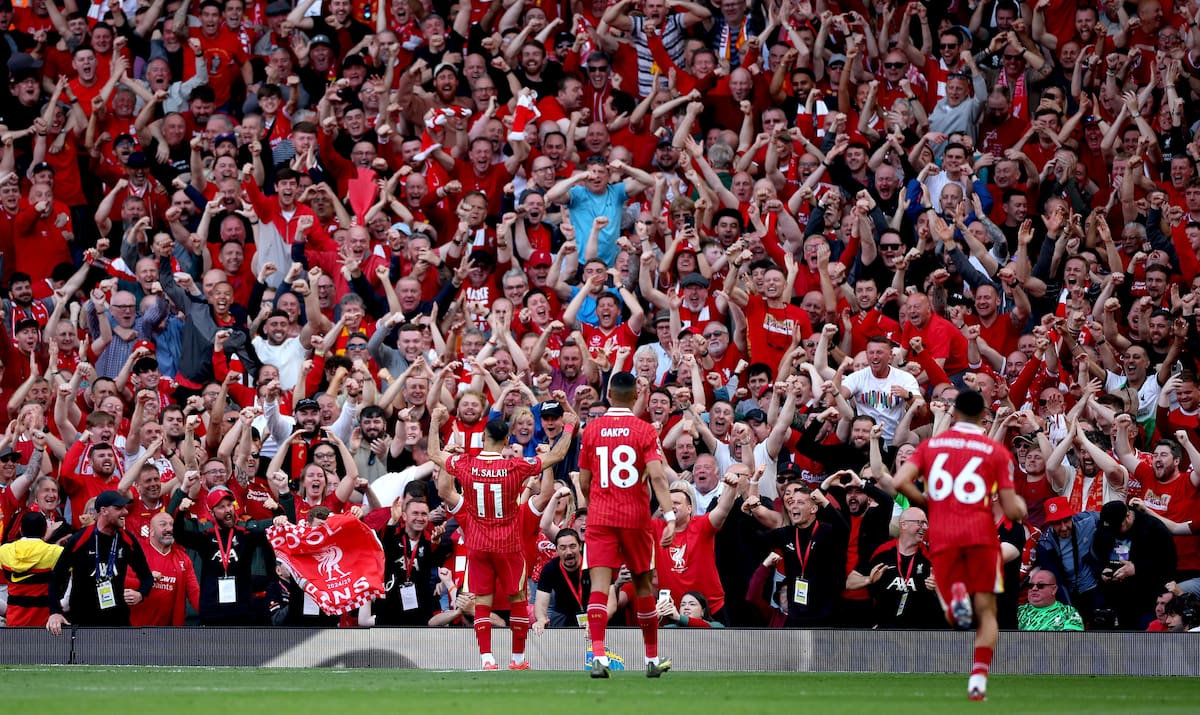 Los jugadores de Liverpool celebraron con su hinchada el campeonato de Premier League. //EFE