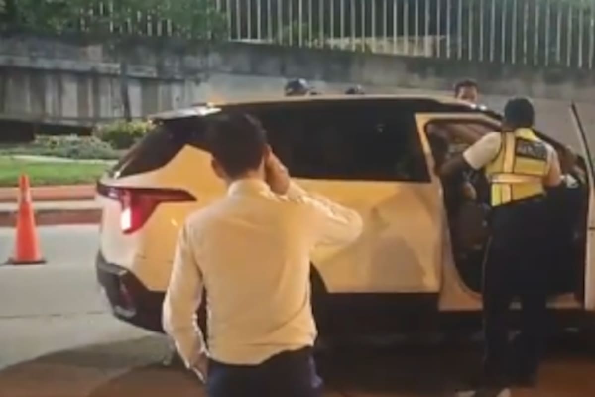 Video: El insólito momento de un joven que intentó llamar con una tarjeta débito