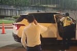 Video: El insólito momento de un joven que intentó llamar con una tarjeta débito