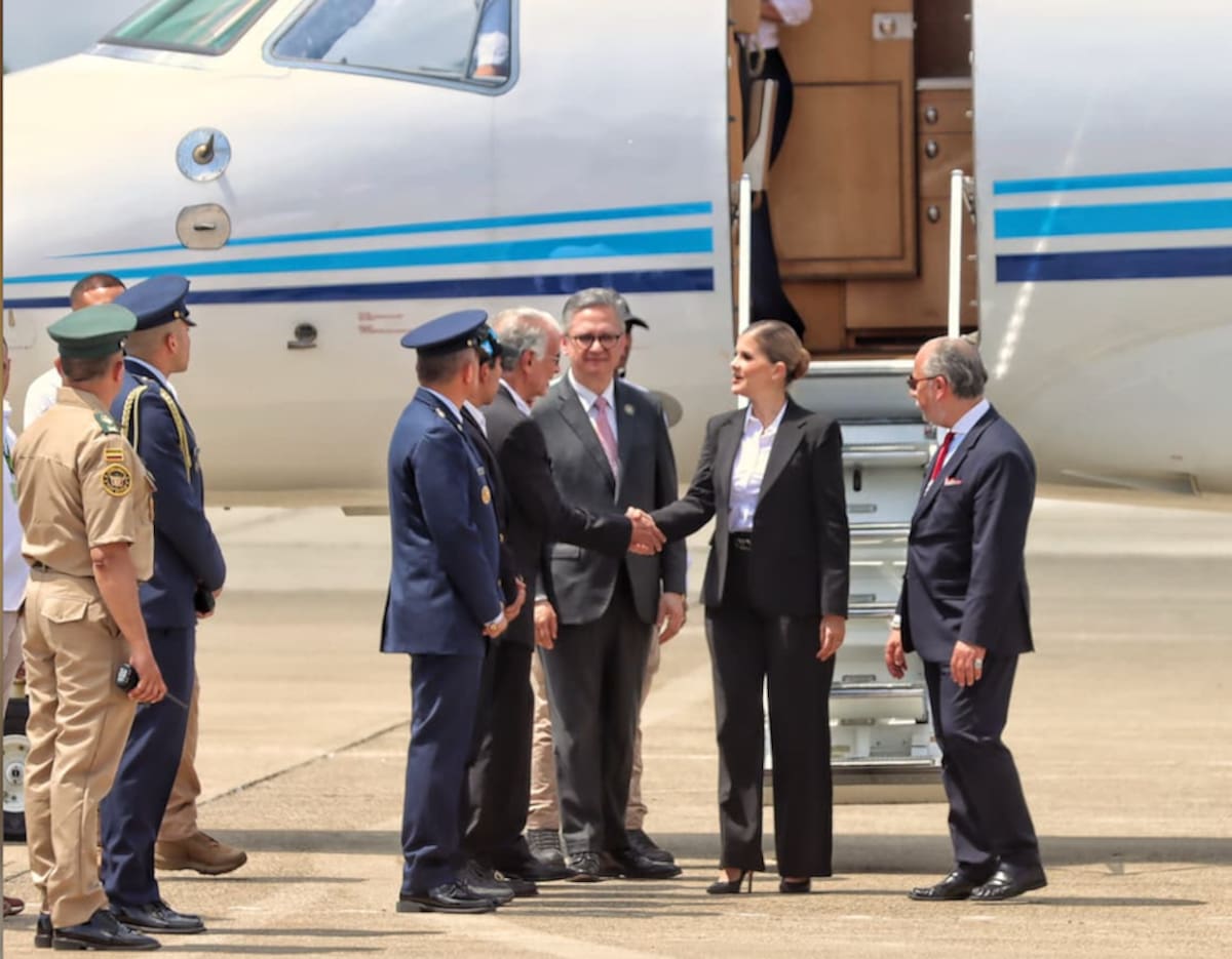Saludo del gobernador del Atlántico, Eduardo Verano, a la presidenta de Costa Rica, Laura Fernández Delgado, a su arribo a la base militar de la Fuerza Aérea, CACOM, en el municipio de Malambo.//Cortesía DCGDA.