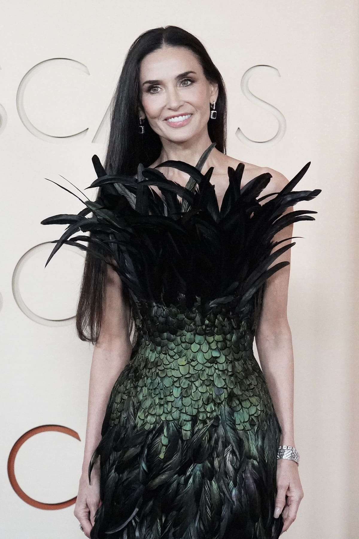 La actriz y modelo estadounidense Demi Moore posa en la alfombra roja durante la 98º edición de los premios Óscar. //foto: EFE/ Ómar Alonso