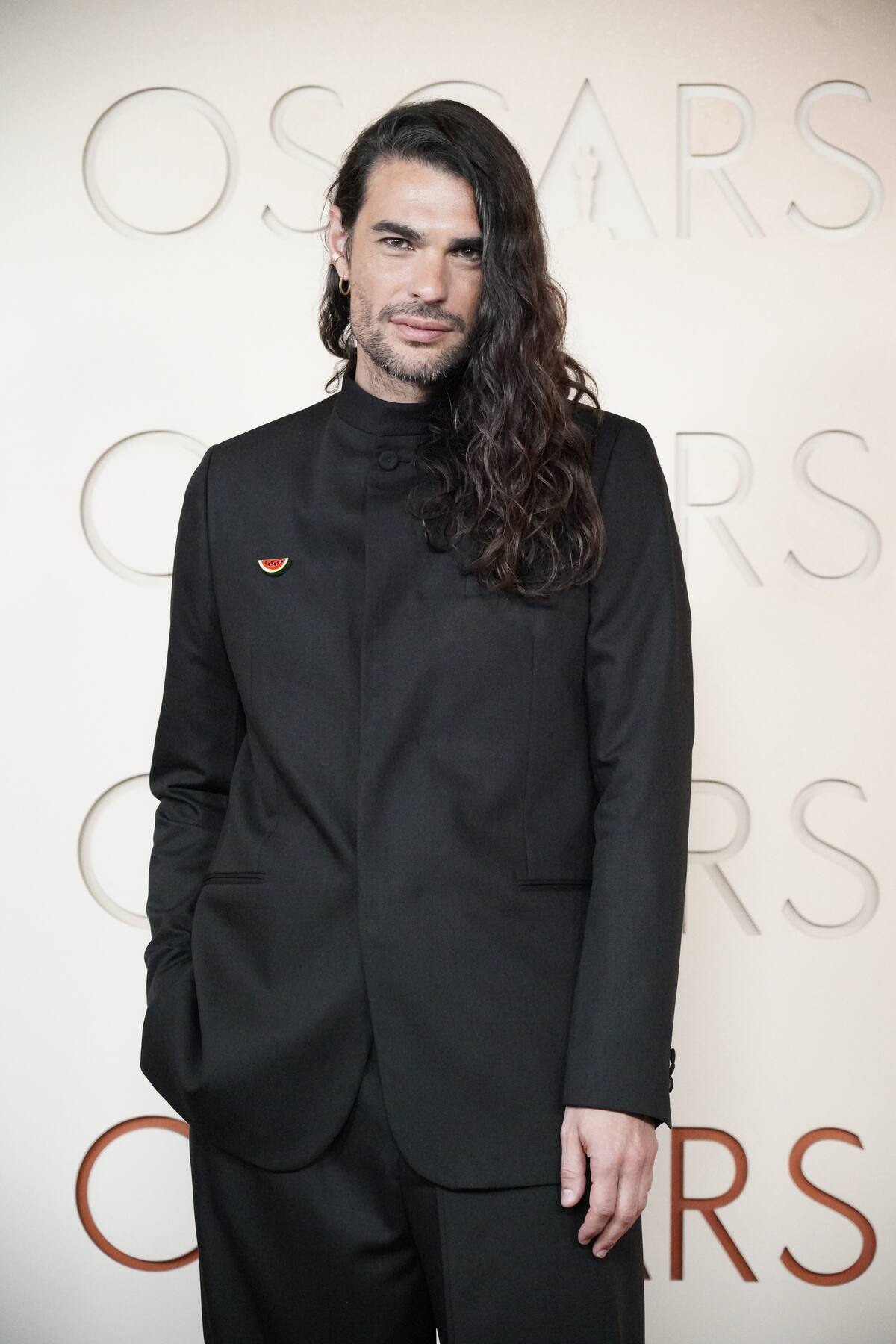 El director y guionista Óliver Laxe posa en la alfombra roja durante la 98º edición de los premios Óscar. //Foto: EFE/ Ómar Alonso