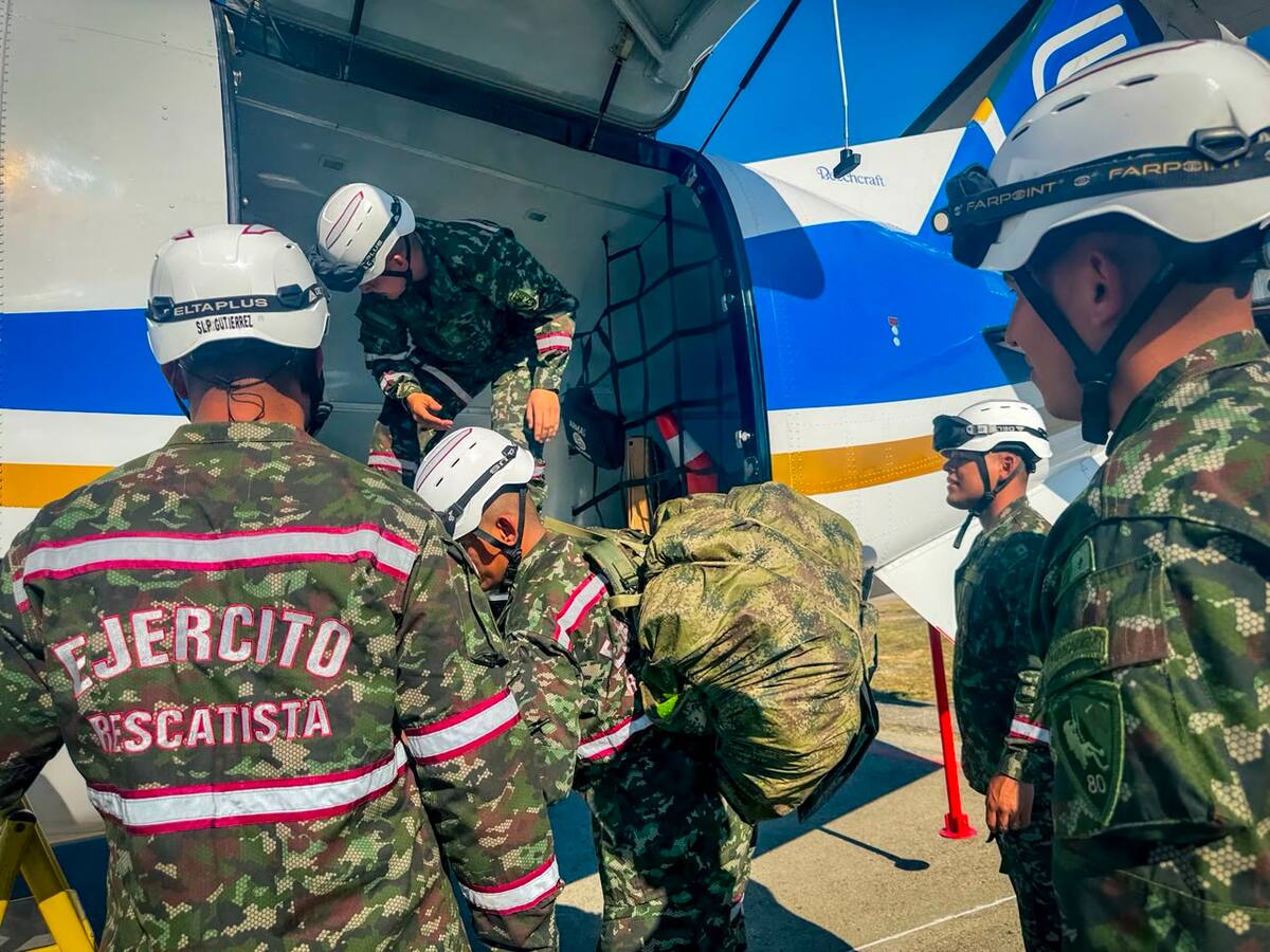 Llegan a Cali equipos especializados del Ejército para el rescate tras terremoto. // Foto: Colprensa.