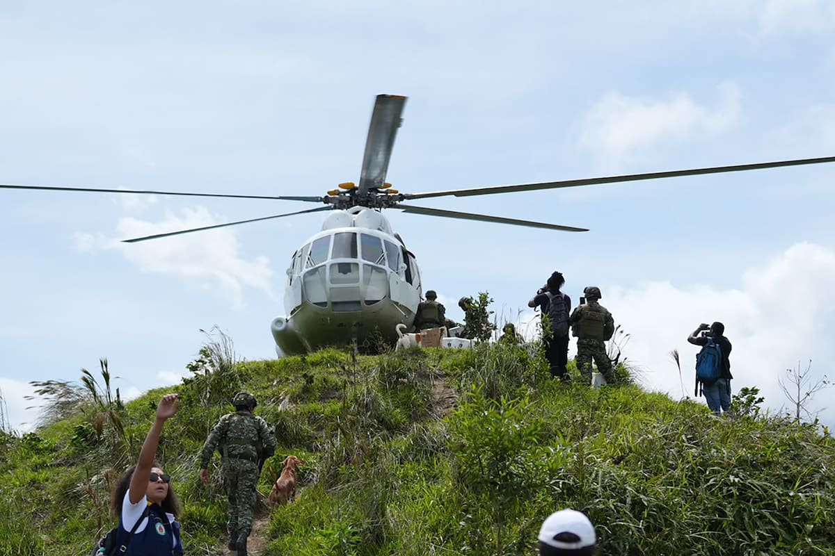 Un helicóptero llega con ayudas al lugar del epicentro del terremoto con magnitud de 7,4, este miércoles en San José de Palmar (Colombia). EFE/Jean Arriaga
