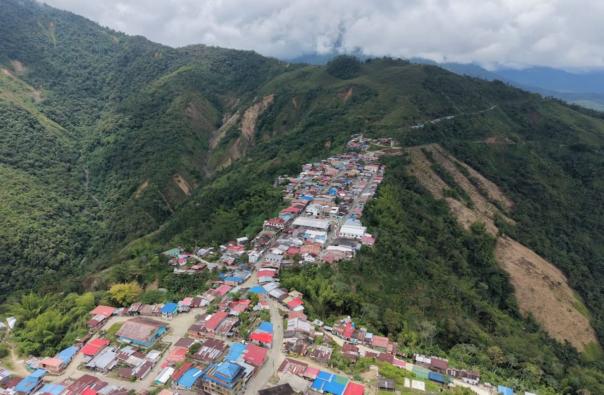Fotografía aérea que muestra la población de San José de Palmar, lugar del epicentro del terremoto con magnitud de 7,4, este miércoles en San José de Palmar (Colombia). EFE/Jean Arriaga