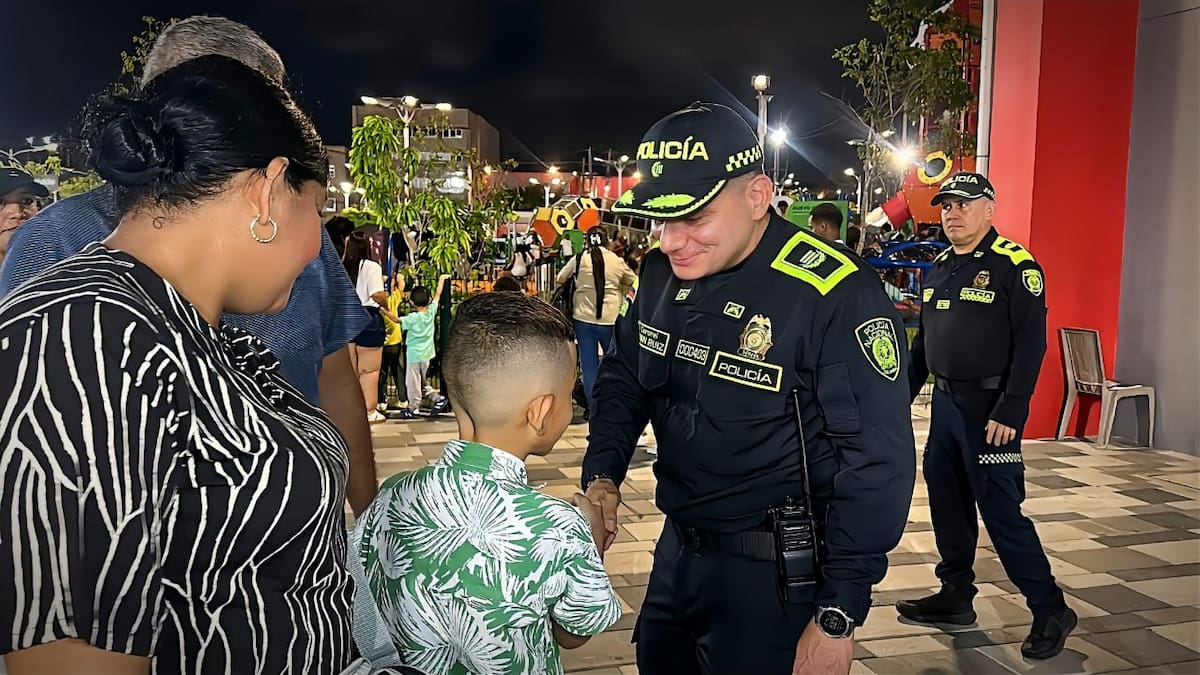El oficial salió a las calles, saludó a ciudadanos y acompañó a los uniformados que recorren diariamente distintos sectores de la capital de Bolívar. //FOTO: POLICÍA METROPOLITANA DE CARTAGENA.
