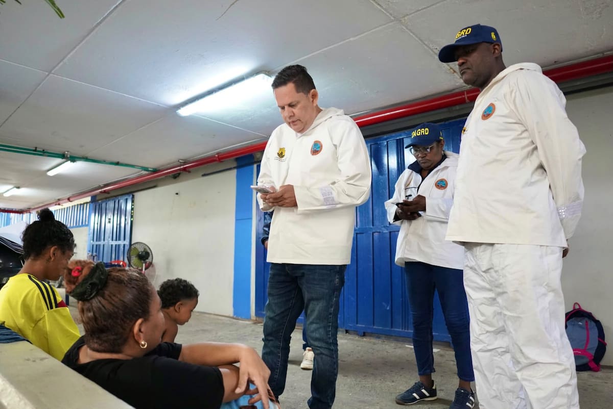La Oficina Asesora para la Gestión del Riesgo de Desastres (Oagrd) mantiene desplegados de manera simultánea sus Equipos de Reacción Inmediata (ERI) en diferentes sectores de Cartagena, realizando monitoreo de los niveles de los canales y atendiendo los reportes de emergencia recibidos durante la jornada de lluvias. // Foto: Cortesía - Alcaldía de Cartagena.