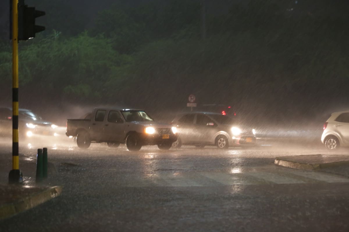 Caos vehicular por la tormenta. // Foto: Luis Herrán - El Universal