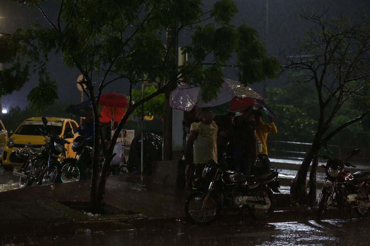 Ciudadanos buscando protección en medio de las lluvias. // Foto: Luis Herrán - El Universal