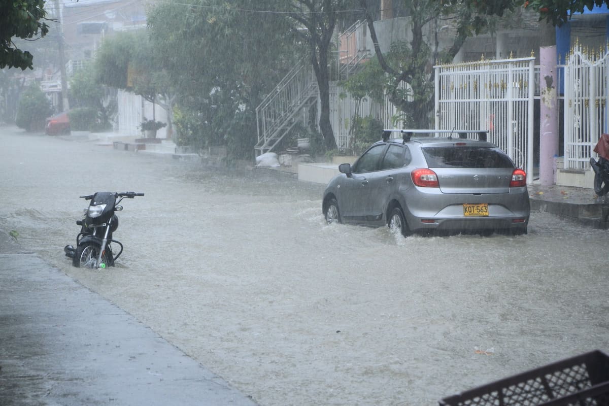 Un prolongado e intenso aguacero superó ‘caudalosamente’ las expectativas de lluvias anunciadas por los organismos meteorológicos en Cartagena. // Julio Castaño - El Universal.