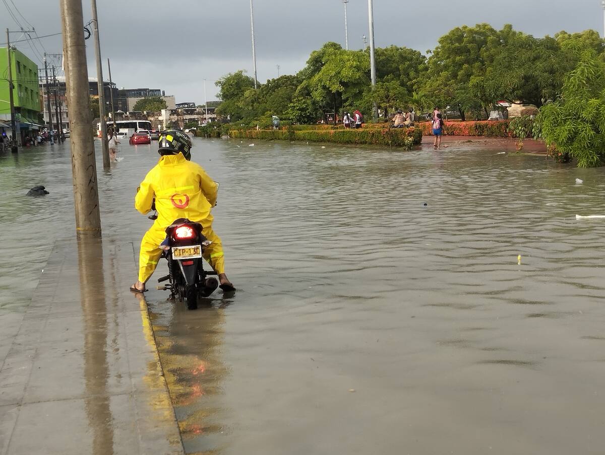 Las fuertes lluvias inundaron diversas vías principales de la ciudad.// Foto: Óscar Díaz - El Universal