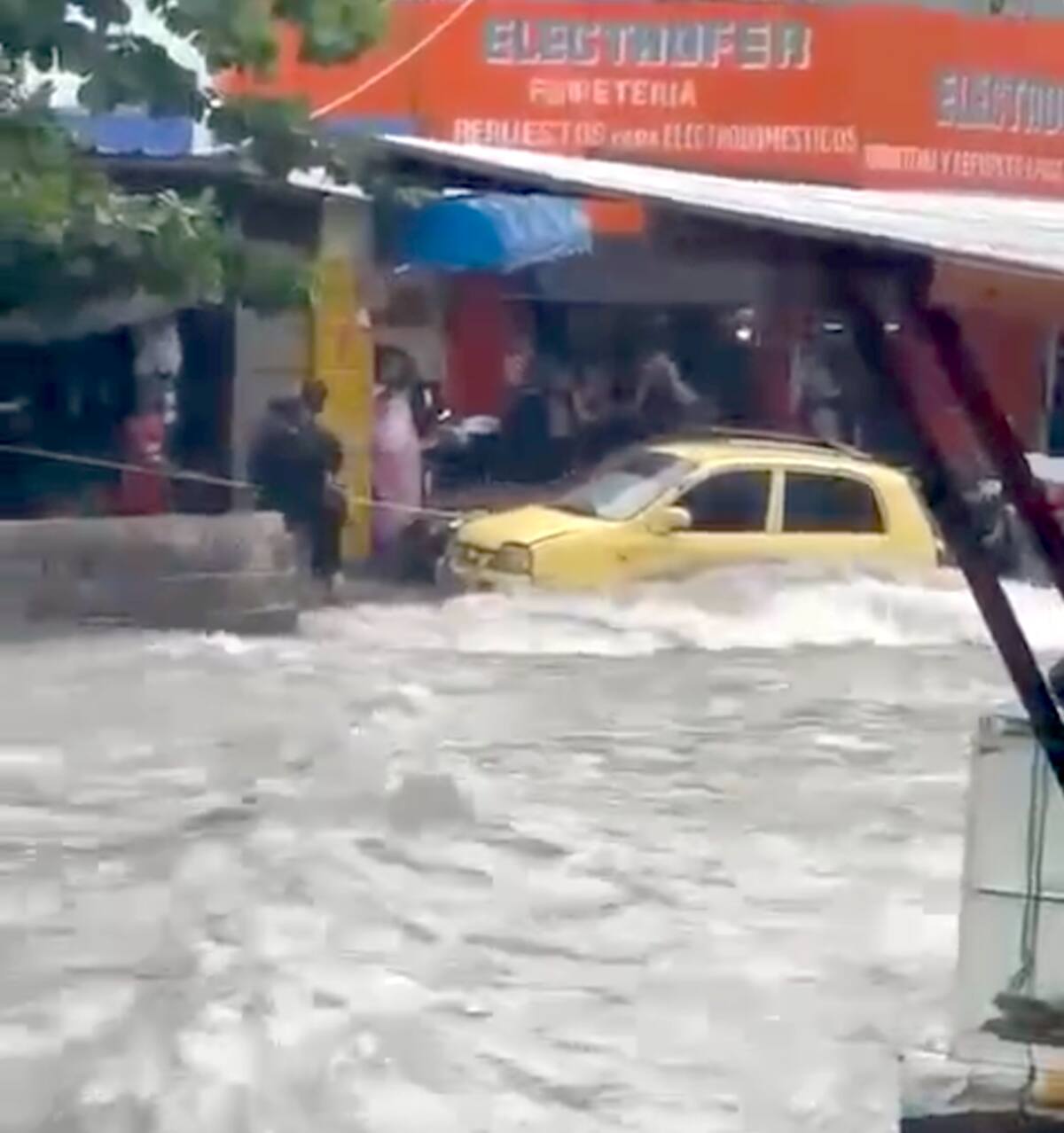 Vehículos como este fueron arrastrados por la corriente de uno de los arroyos que se presentan cuando llueve en al ciudad de Barranquilla.//Cortesía.