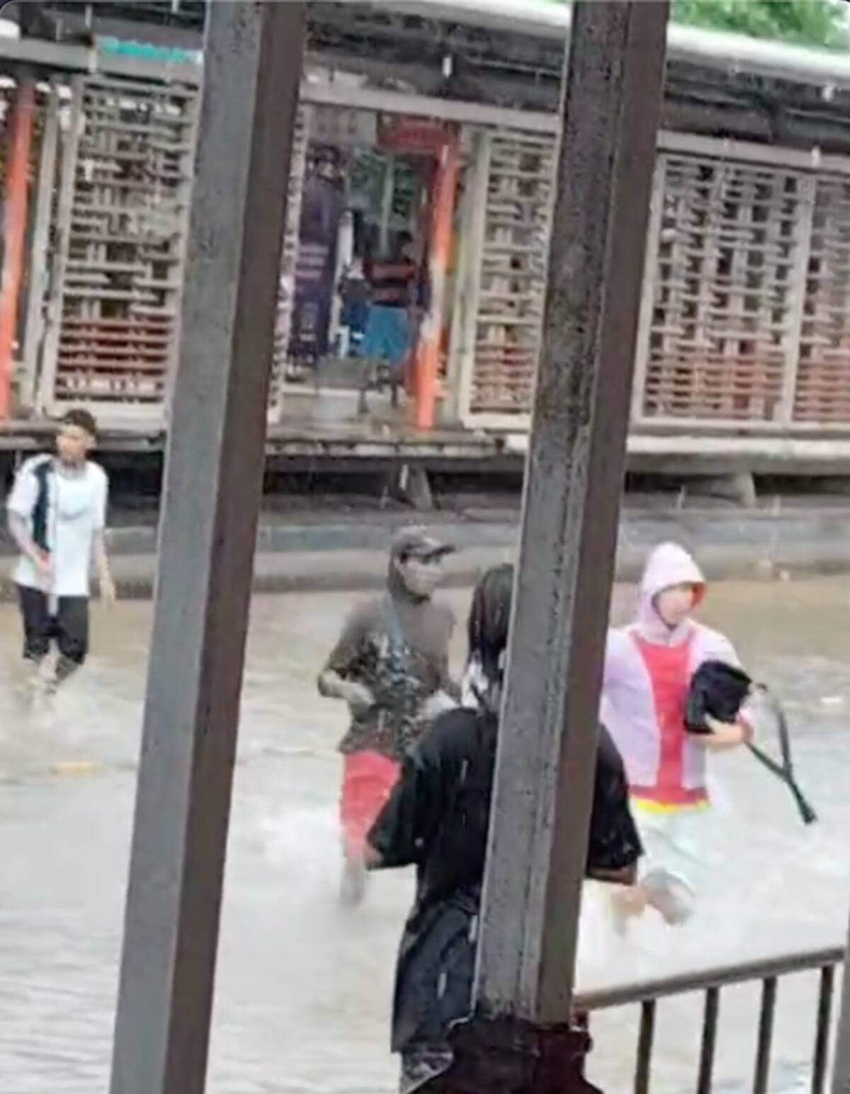 Los rateros también aprovechan las lluvias que caen sobre Barranquilla para cometer sus fechorías, como estos que atracaron a los pasajeros en una estación de Transmetro.//Cortesía.
