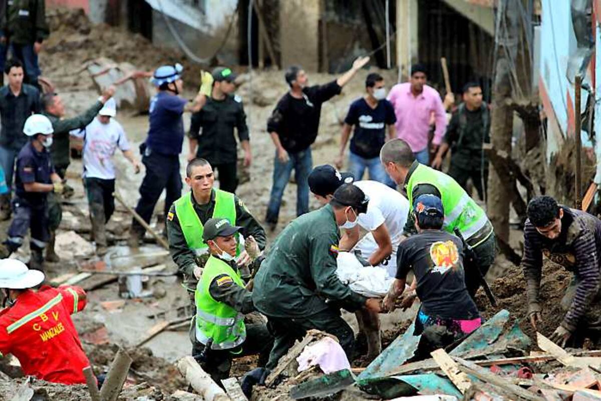 Al menos 14 casas de ladrillo y cemento fueron sepultadas y otras 19 están en zona de riesgo. AFP J.J.BONILLA