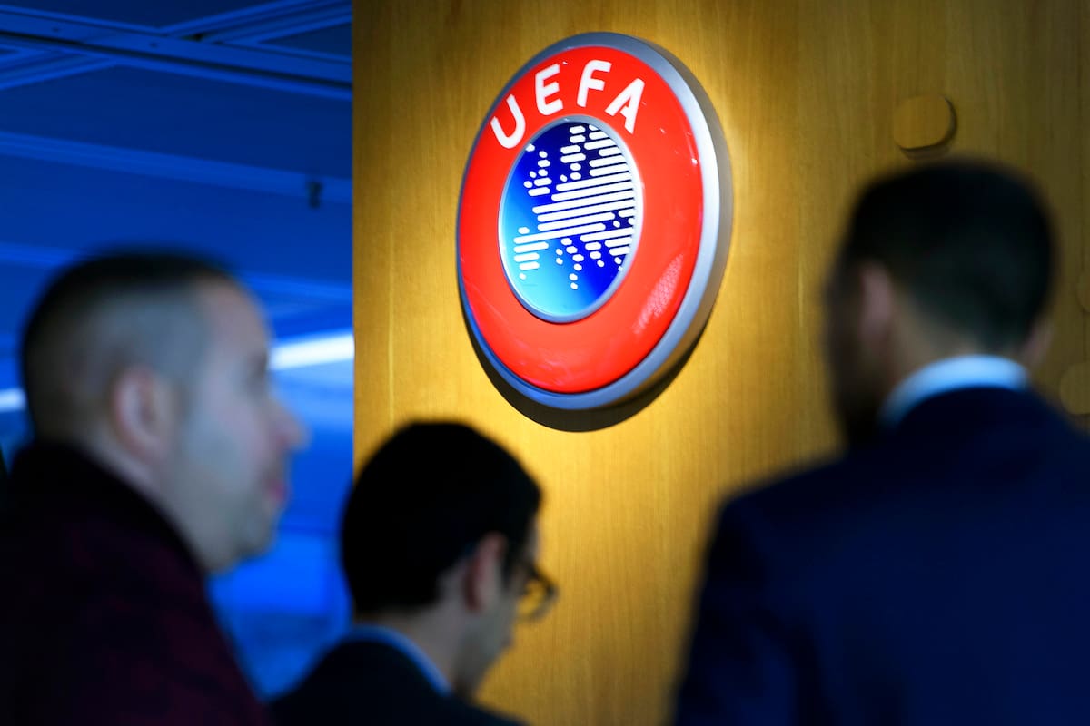 Logo de la UEFA en su sede en Nyon, Suiza. //Foto, EFE: LAURENT GILLIERON