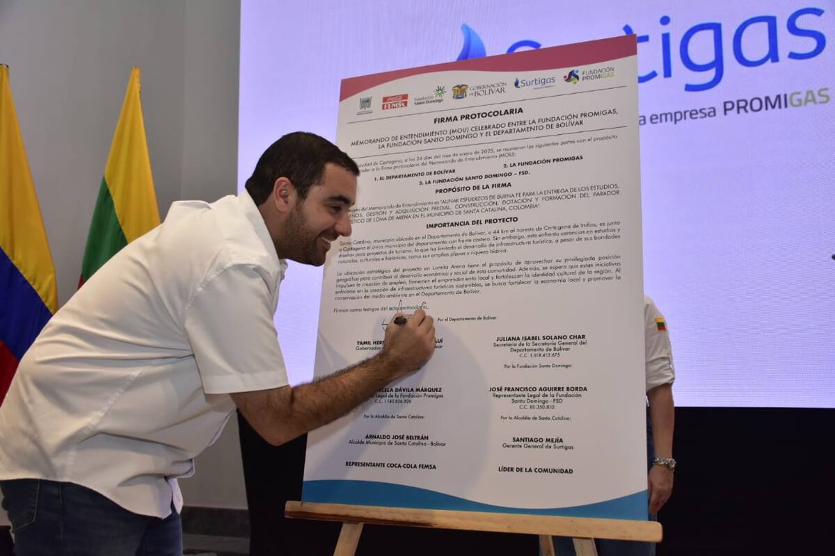 Yamil Arana Padauí, gobernador de Bolívar, firmando el acuerdo para el proyecto en Lomita Arena. // Foto: Javier García Salcedo